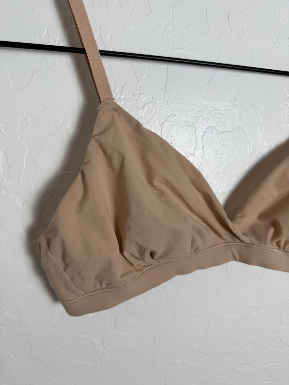SKIMS Fits Everybody Nude Crossover Triangle Bralette Size Large - Picture 4 of 8